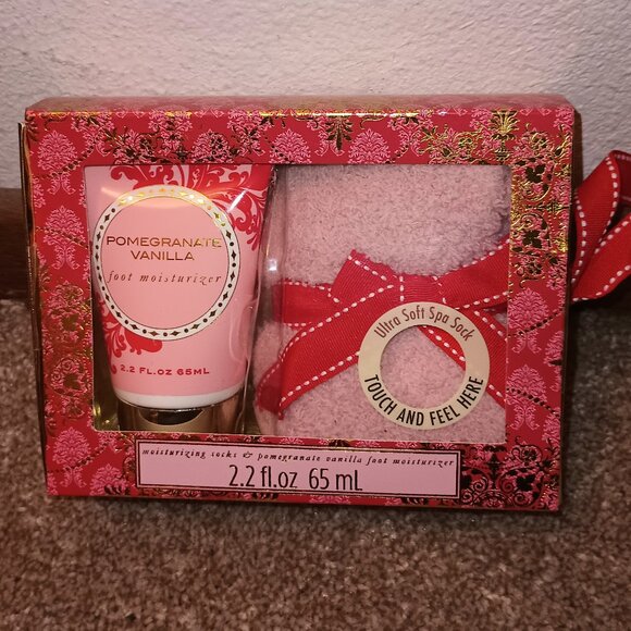 NEW Cozy Sock and Lotion Gift Box Set Pomegranate Vanilla - Picture 1 of 3
